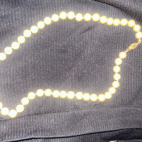 Lovely faux pearls. Soooo realistic - Picture 2 of 4